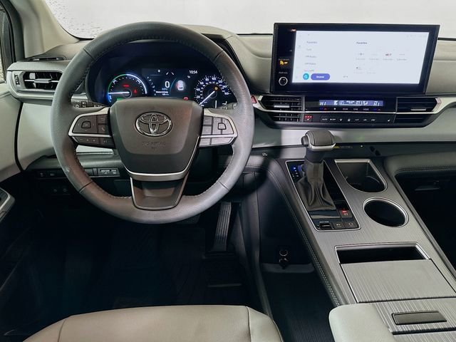Used 2025 Toyota Sienna XLE image 24