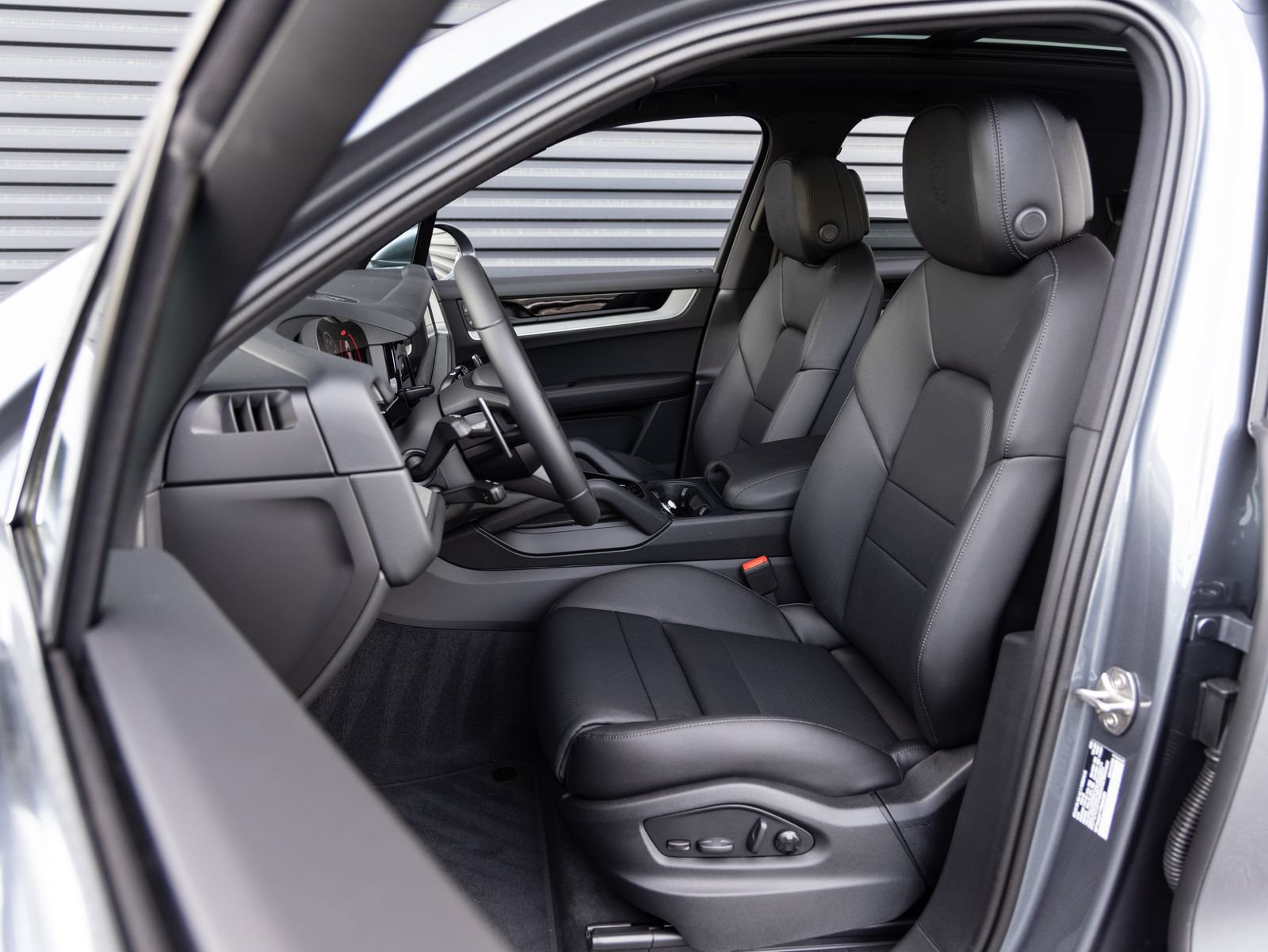 Certified 2026 Porsche Cayenne AWD/4WD image 5