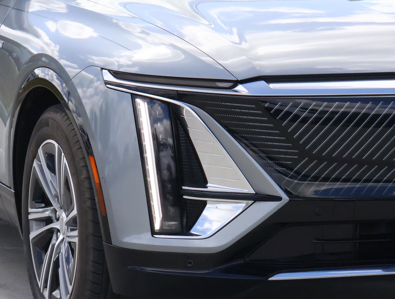 Used 2025 Cadillac Lyriq Luxury w/ LPO, Floor Liner Package RWD image 9