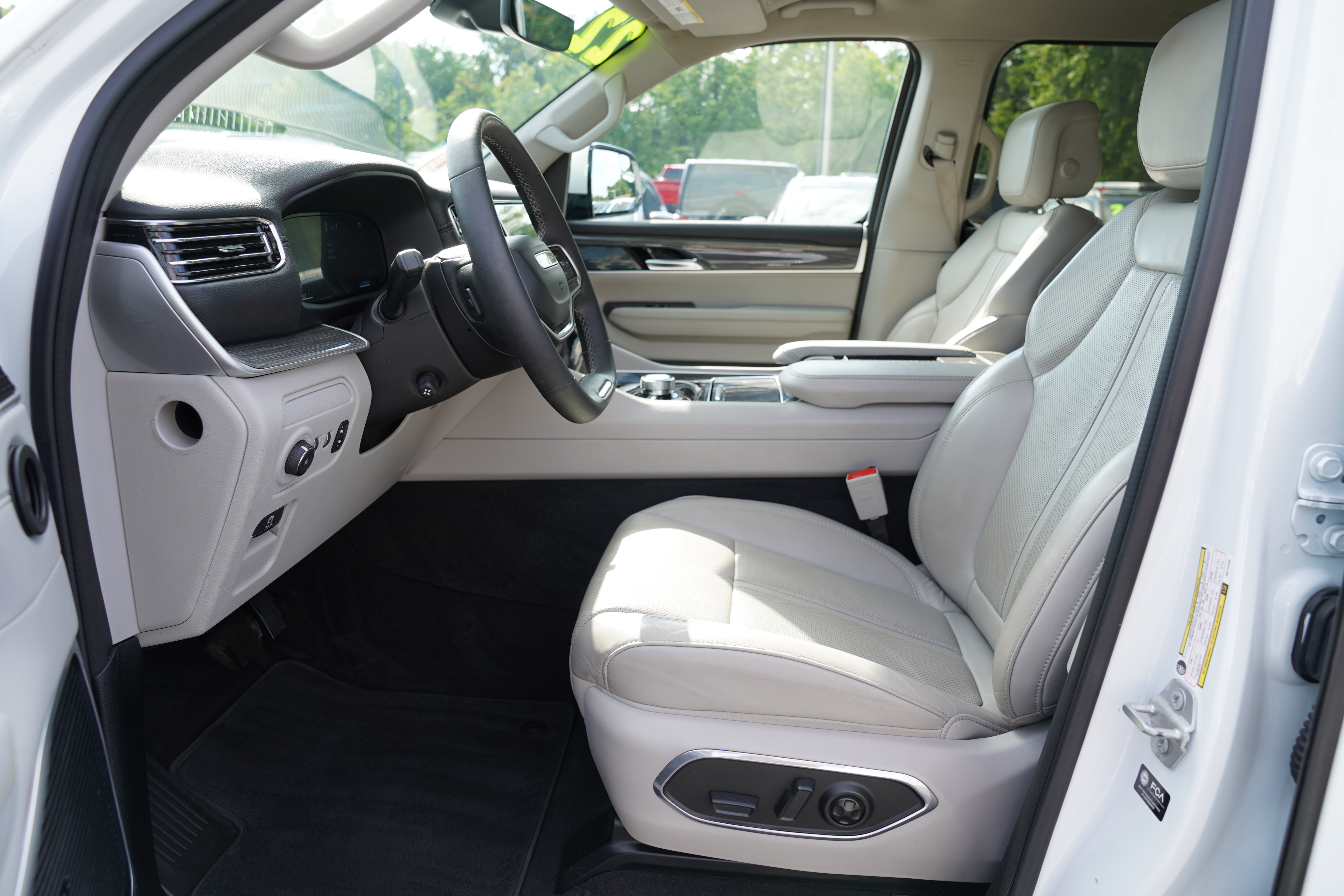 Used 2022 Jeep Wagoneer Series II AWD/4WD image 4