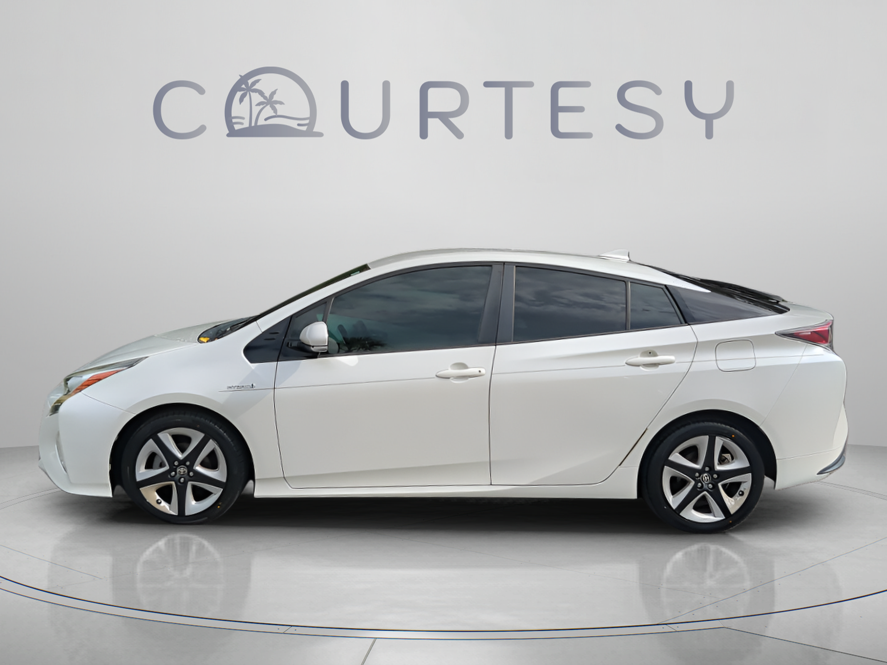 Used 2017 Toyota Prius Three Touring FWD image 4