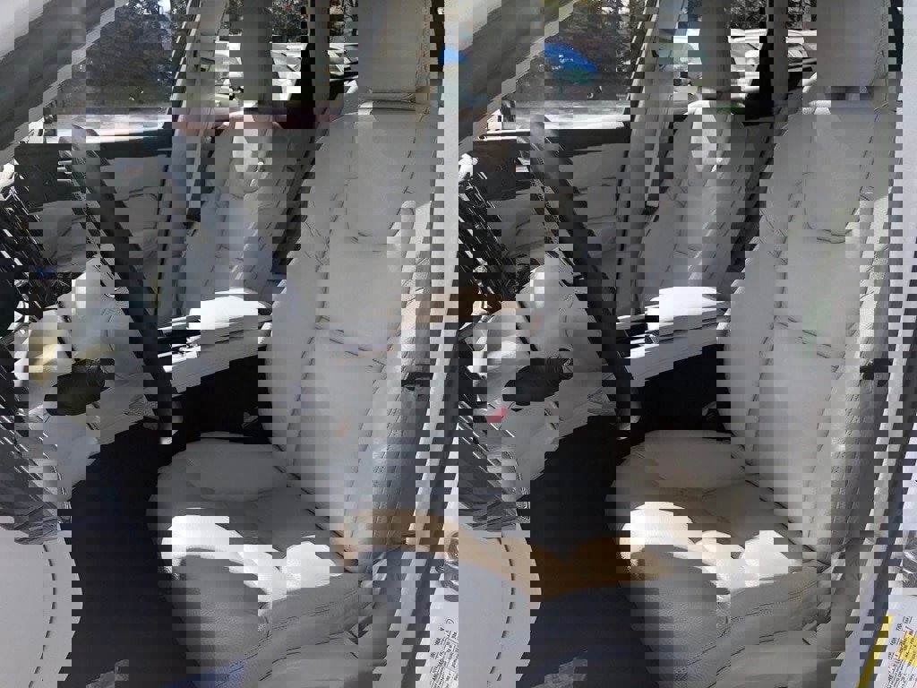 Used 2023 Volvo XC60 T8 Plus image 32