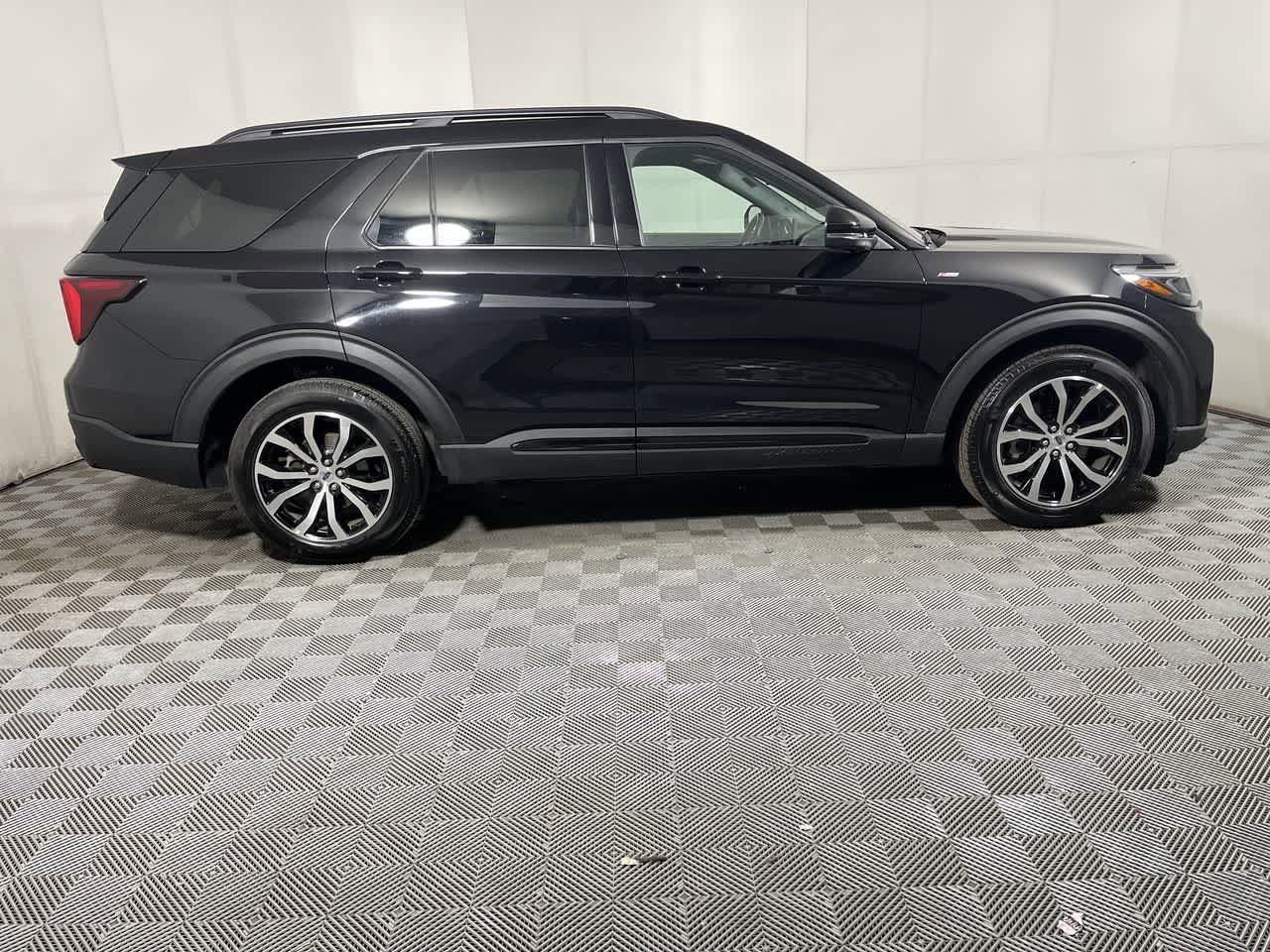 Used 2025 Ford Explorer ST-Line image 8
