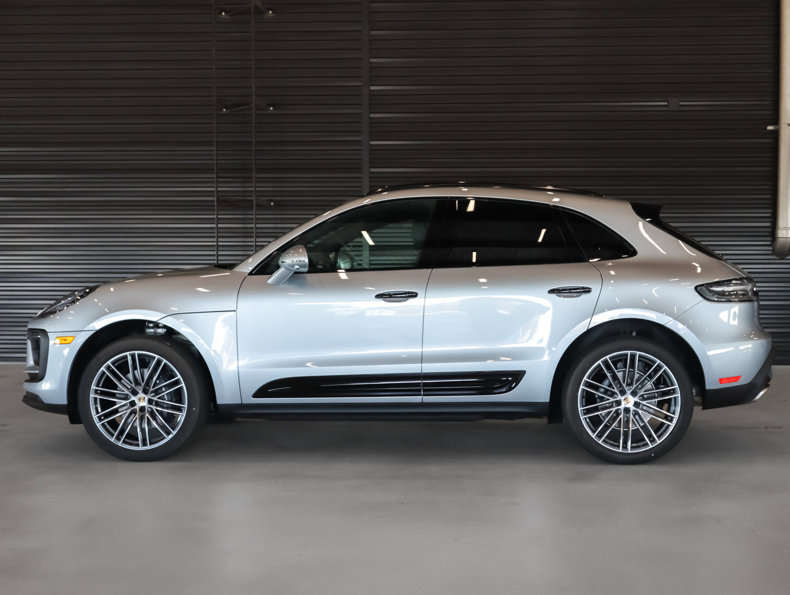 Used 2025 Porsche Macan image 2