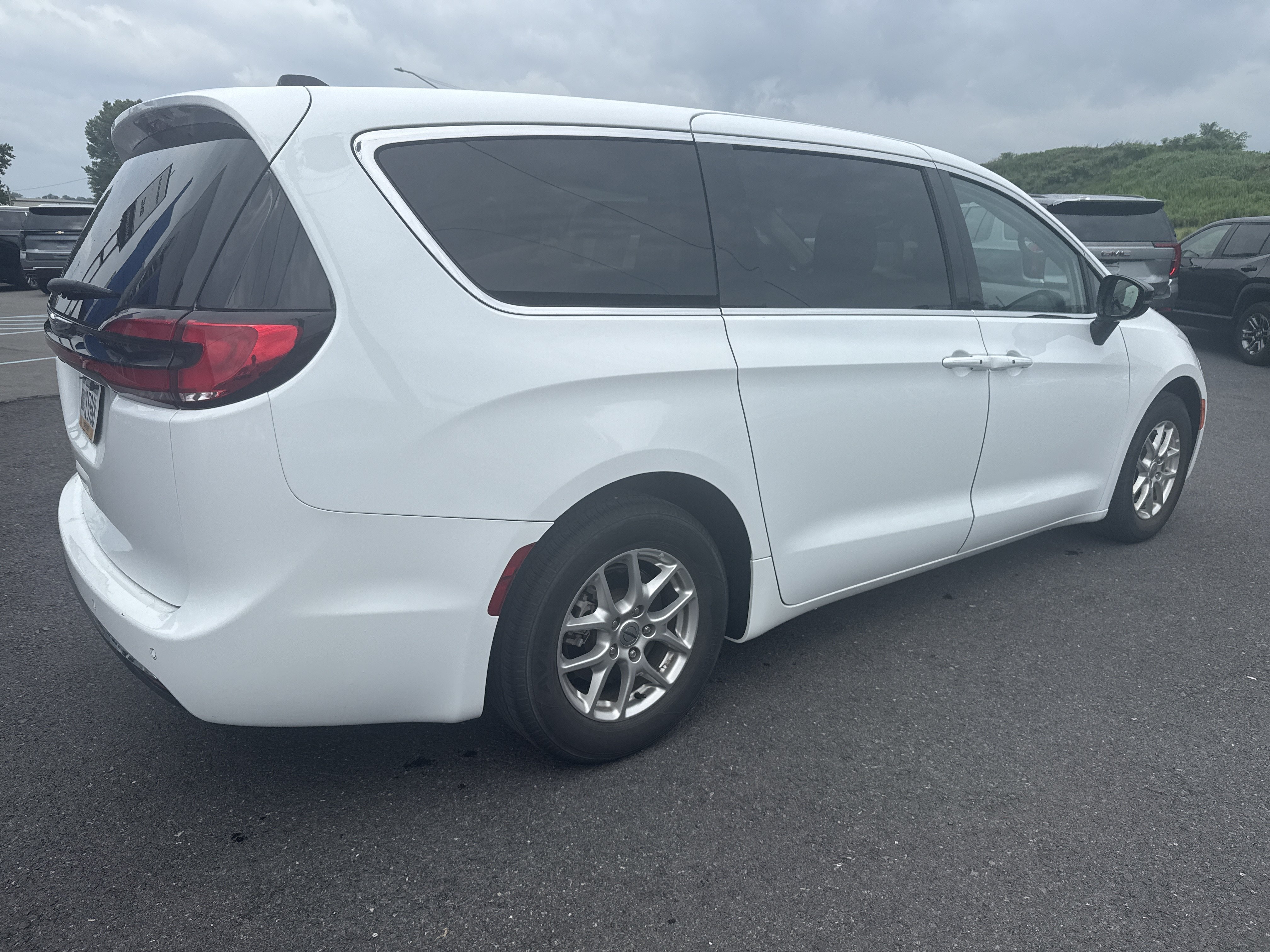 Used 2024 Chrysler Pacifica Touring-L FWD image 3