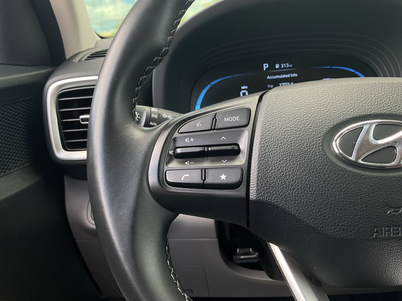 Used 2025 Hyundai Venue SEL FWD image 37