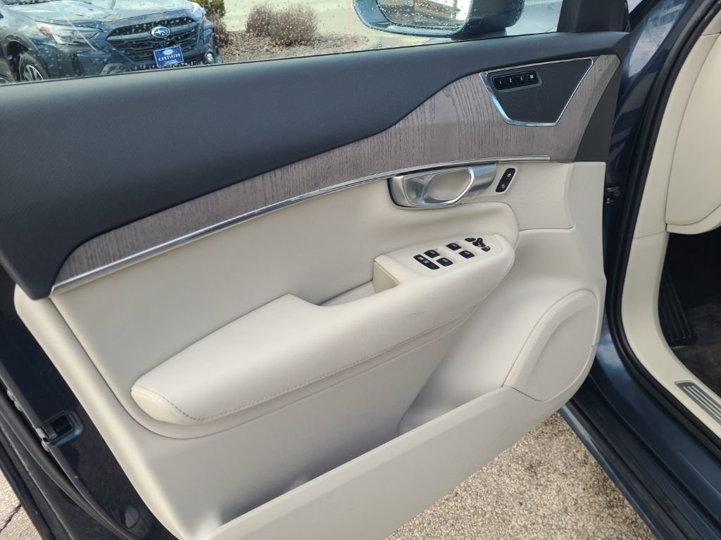 Used 2023 Volvo XC90 B6 Plus image 11