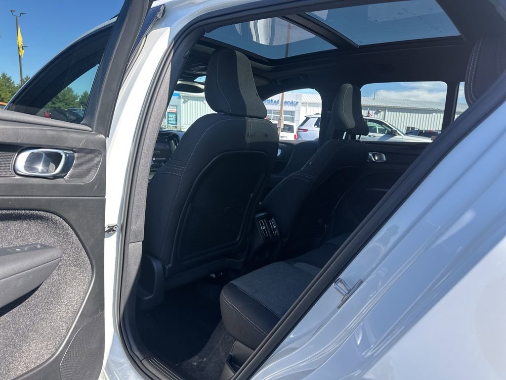 Used 2024 Volvo XC40 B5 Core image 20