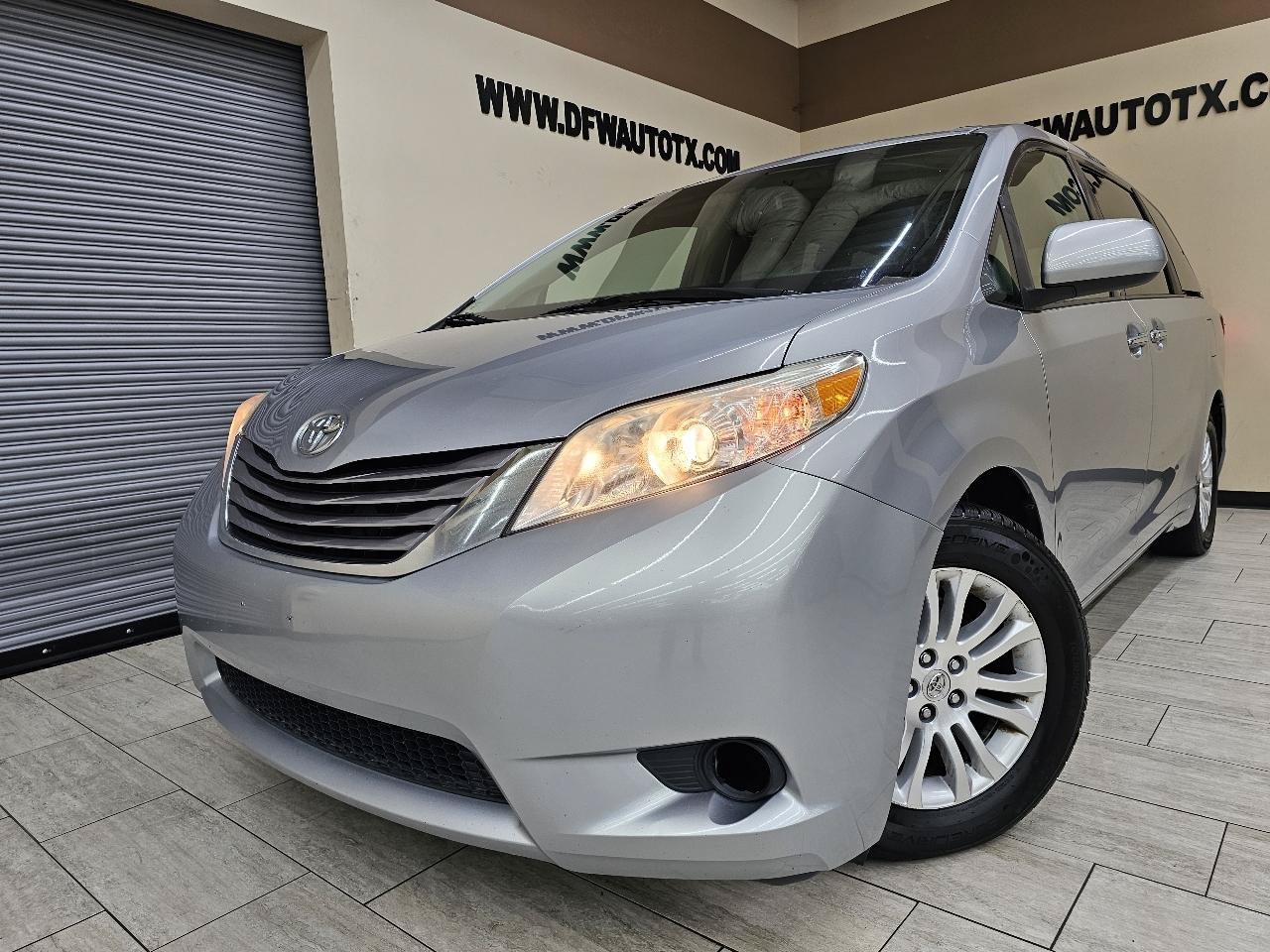 Used 2015 Toyota Sienna XLE w/ XLE Navigation Package FWD image 1