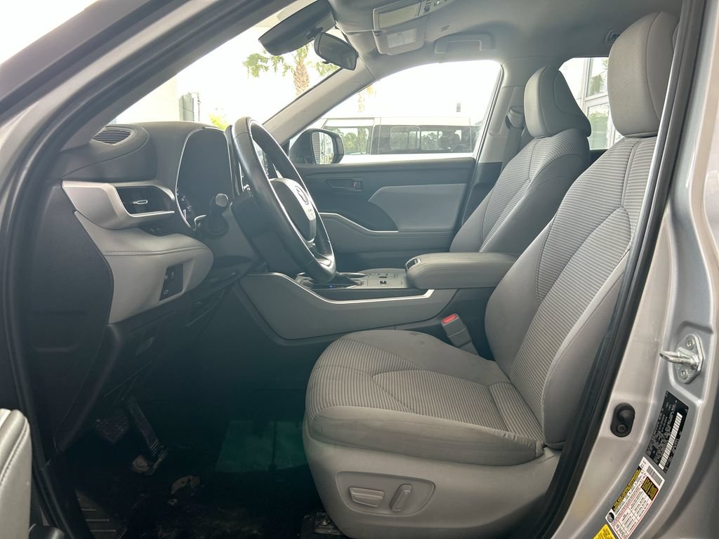 Used 2023 Toyota Highlander LE FWD image 9