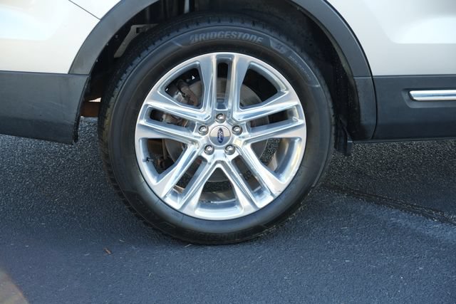 Used 2017 Ford Explorer XLT w/ Equipment Group 202A FWD image 9
