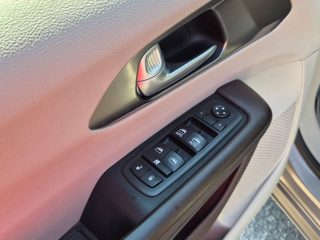 Used 2017 Chrysler Pacifica Touring FWD image 12
