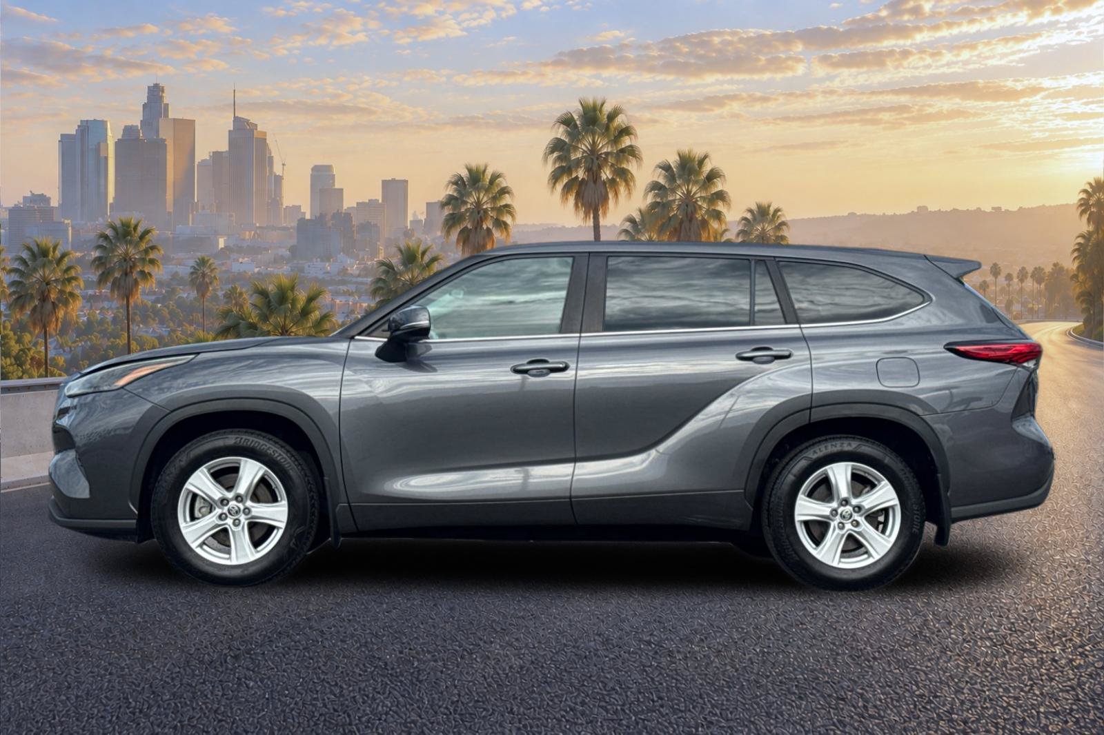 Used 2023 Toyota Highlander LE AWD/4WD image 7