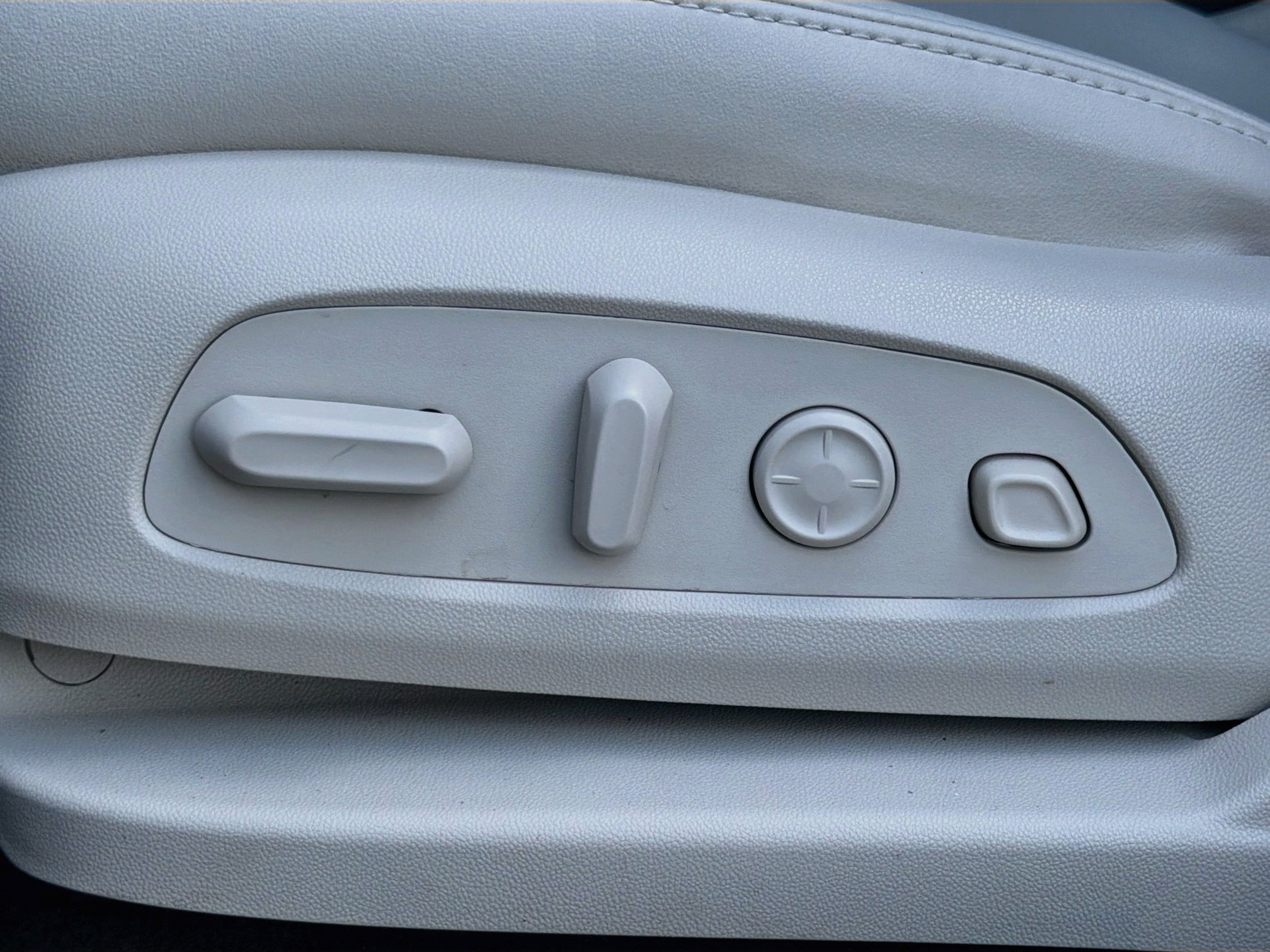 Used 2024 Buick Enclave Avenir w/ Avenir Technology Package FWD image 27