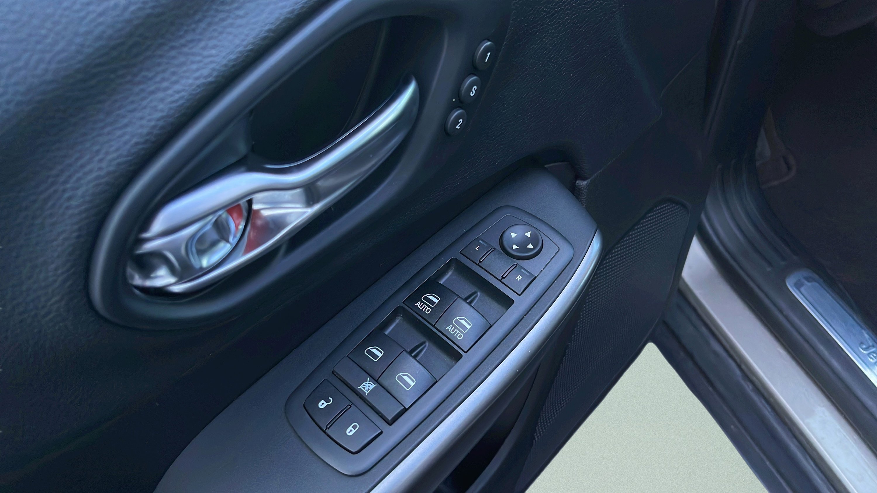 Used 2019 Jeep Cherokee Limited image 41