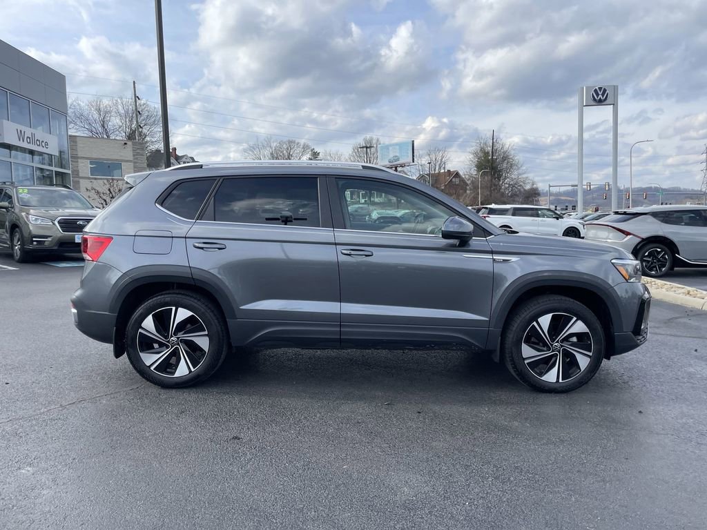Certified 2024 Volkswagen Taos SE image 4