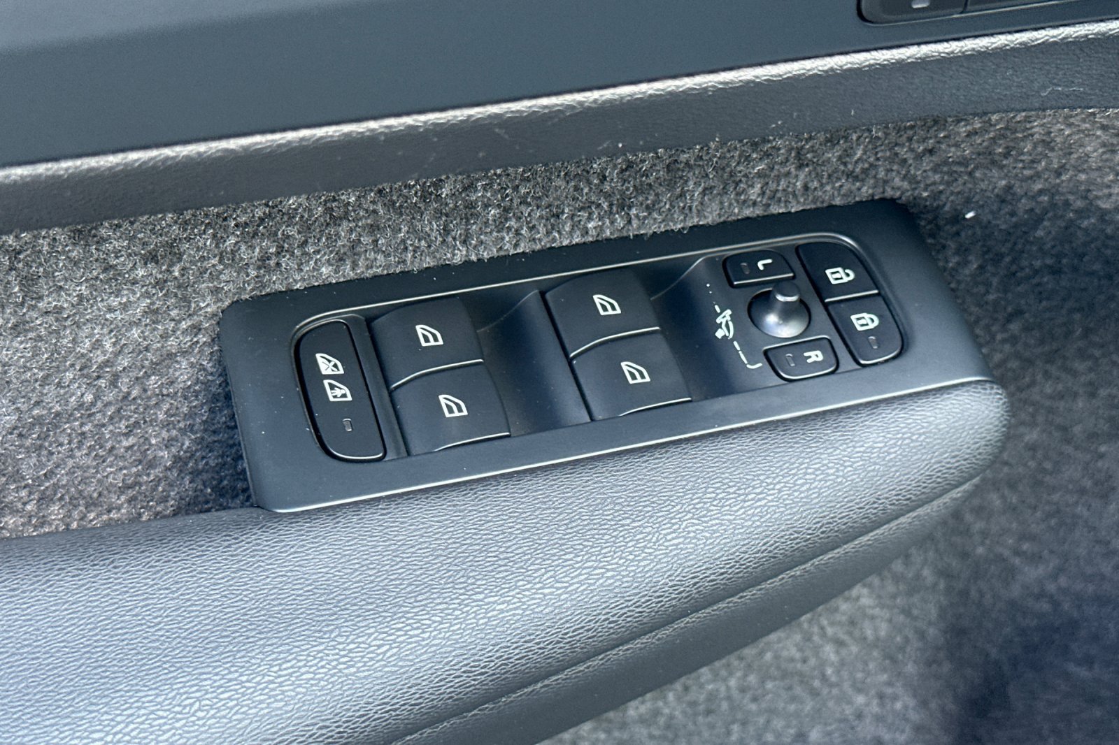 Certified 2024 Volvo XC40 Recharge Ultimate w/ Protection Package Premier RWD image 12