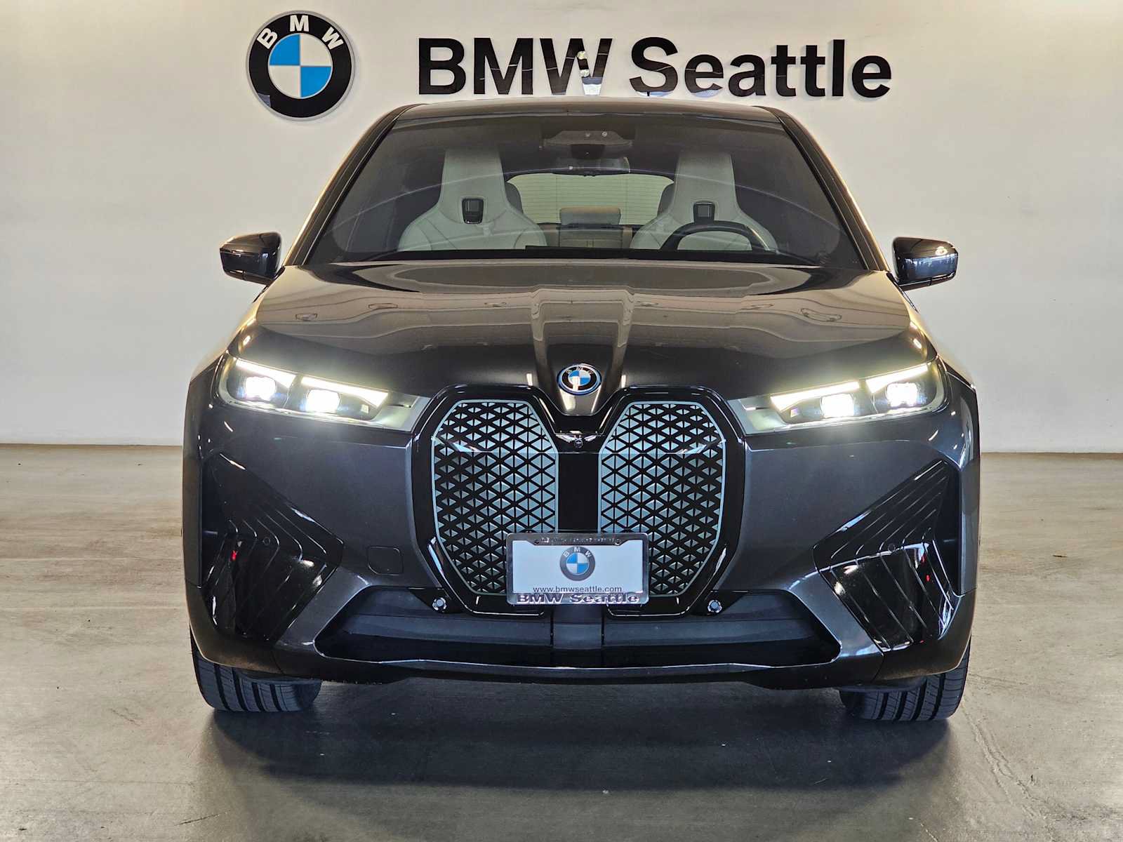 Used 2024 BMW iX xDrive50 w/ Sport Package AWD/4WD image 6