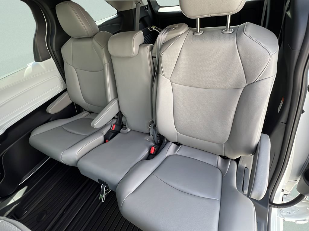 Used 2025 Toyota Sienna XLE FWD image 10