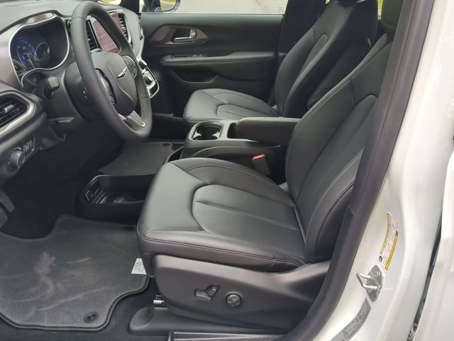 New 2025 Chrysler Voyager LX FWD image 27