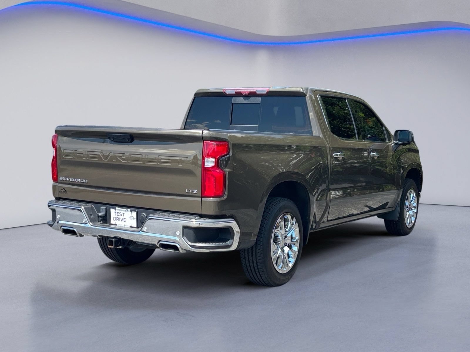 Used 2023 Chevrolet Silverado 1500 LTZ w/ LTZ Premium Package AWD/4WD image 3