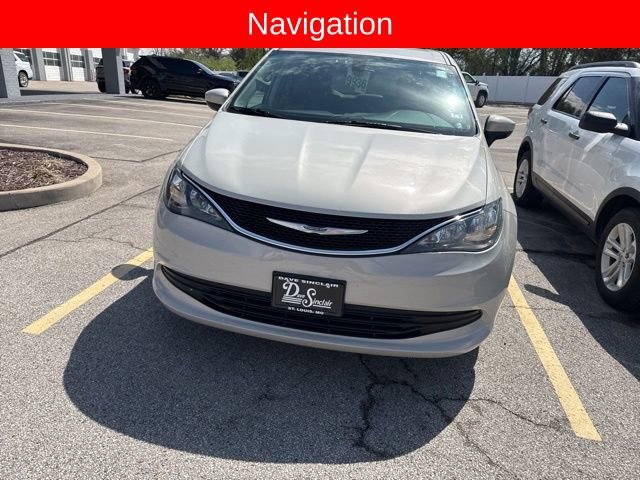 Used 2017 Chrysler Pacifica Touring w/ Tire & Wheel Group image 4