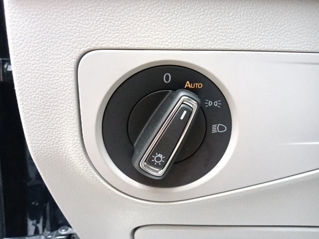 Used 2023 Volkswagen Tiguan SE R-Line image 18