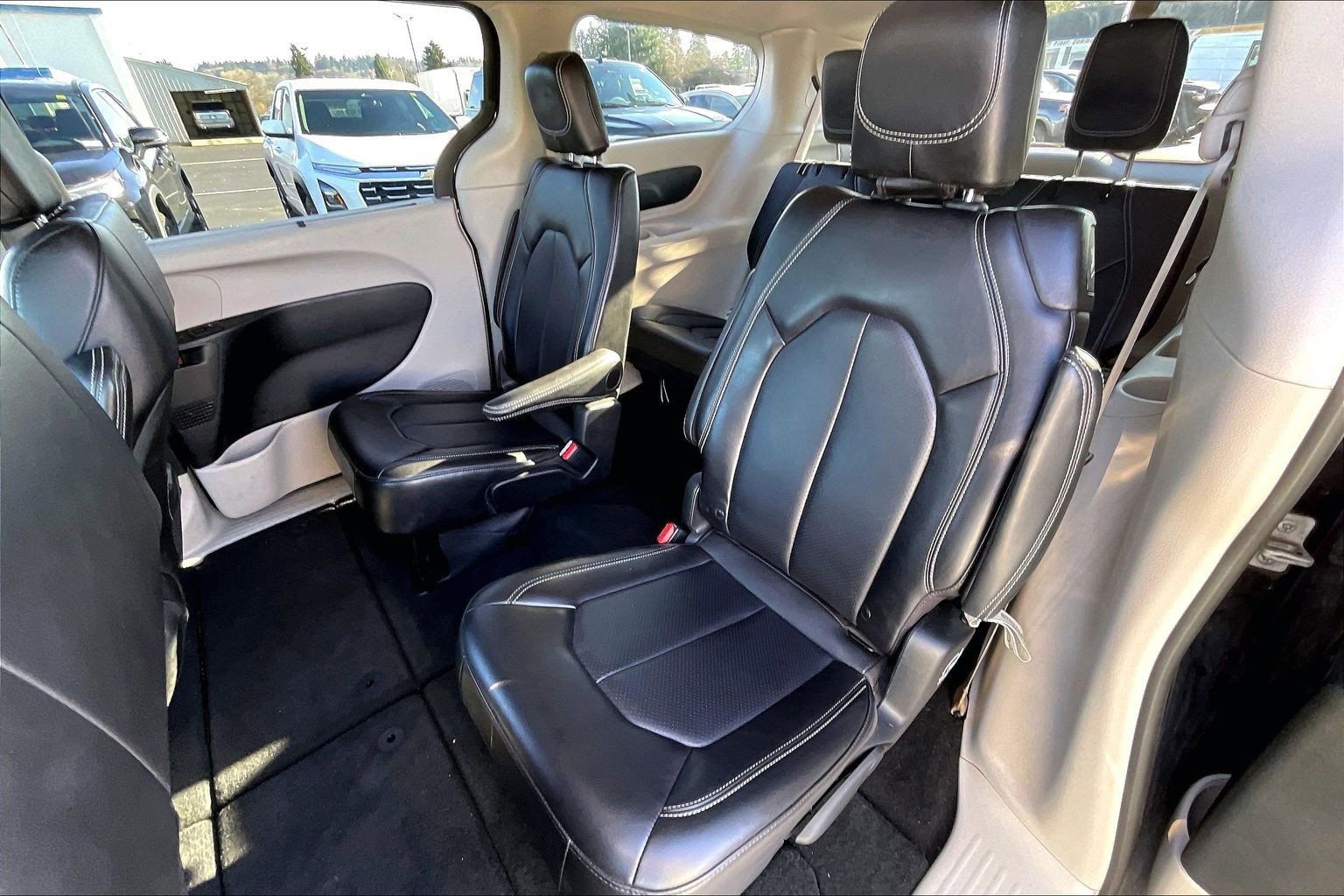 Used 2024 Chrysler Pacifica Touring-L image 23