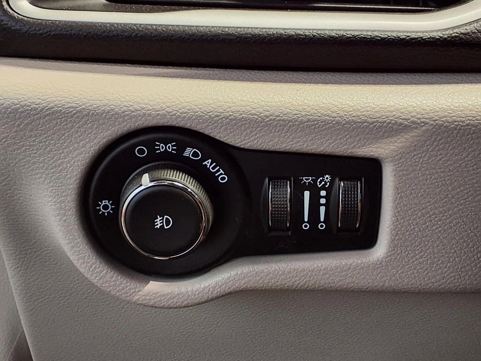 Used 2022 Chrysler Pacifica Touring-L w/ Uconnect Theater Family Group image 18