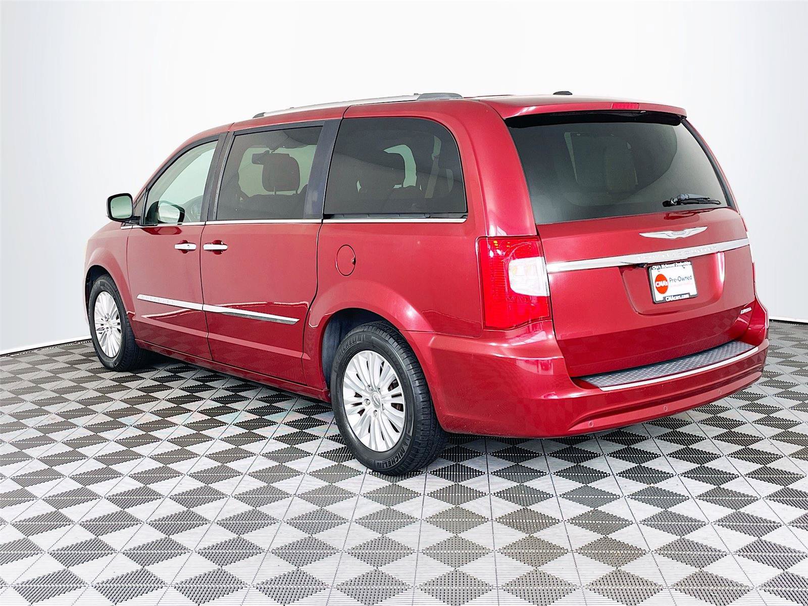 Used 2014 Chrysler Town & Country Limited w/ Luxury Group FWD image 6