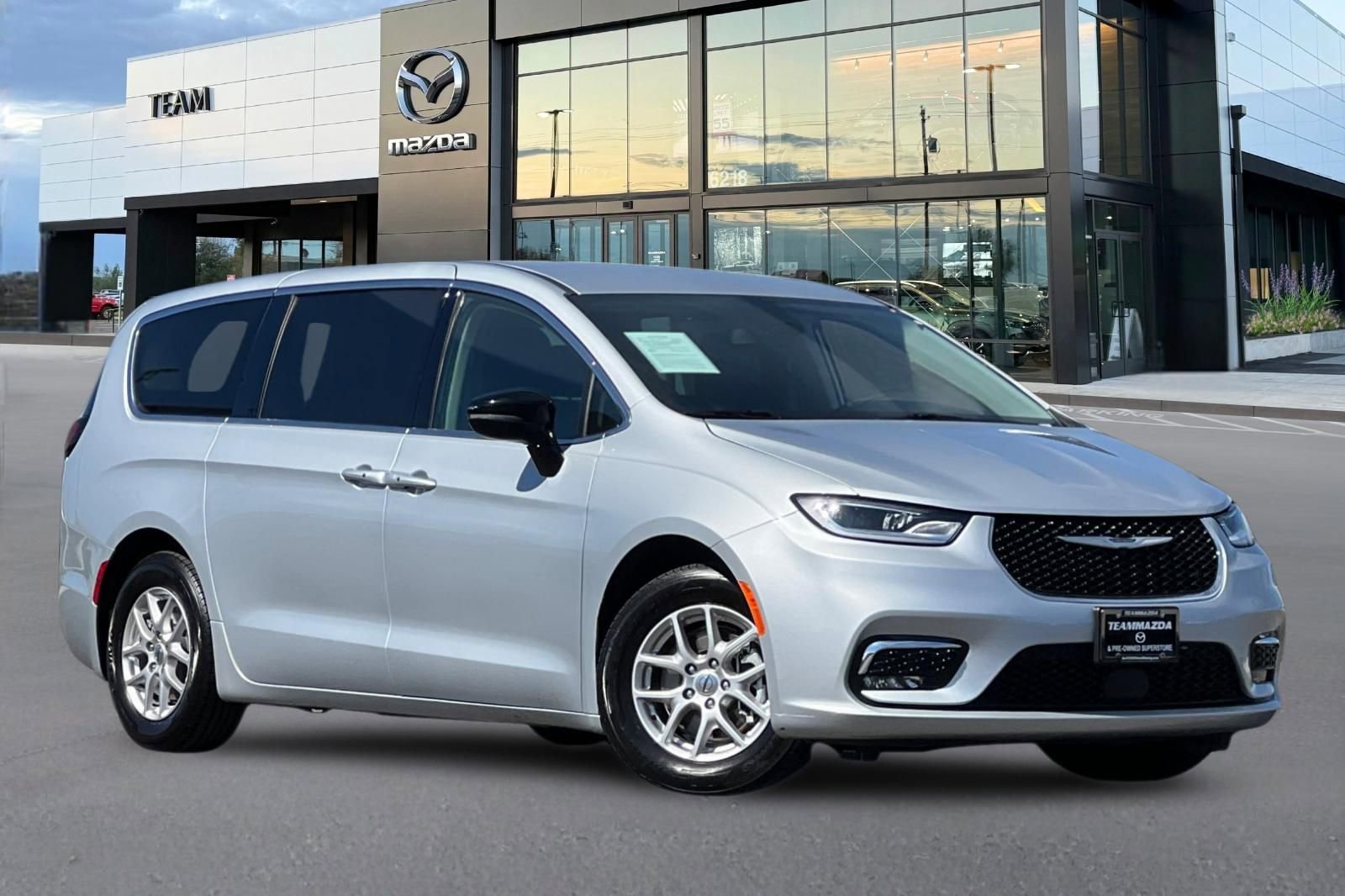 Used 2024 Chrysler Pacifica Touring-L FWD image 2