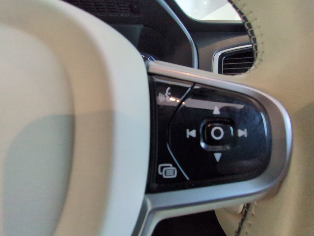 Used 2021 Volvo XC90 T6 Momentum AWD/4WD image 16