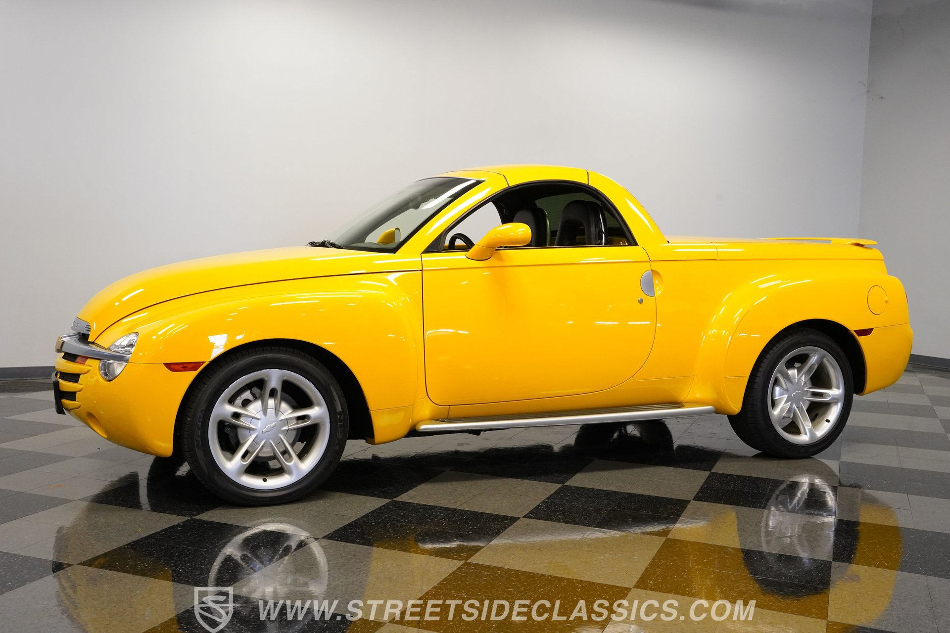 Used 2004 Chevrolet SSR w/ Preferred Equipment Group RWD image 7