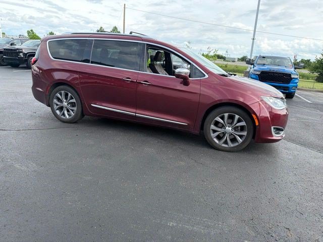 Used 2019 Chrysler Pacifica Limited w/ Tire & Wheel Group FWD image 10
