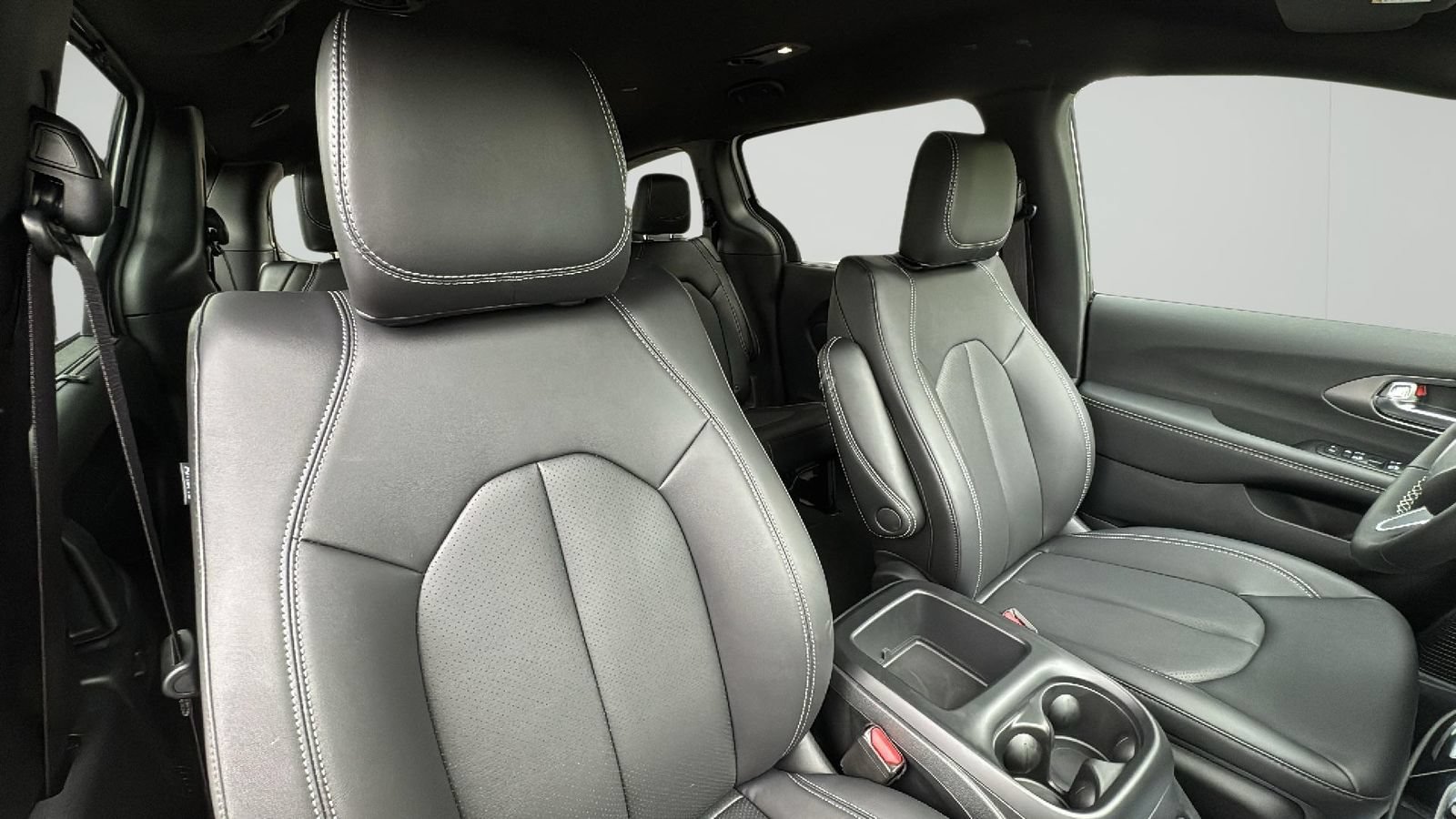New 2025 Chrysler Pacifica Select AWD/4WD image 16