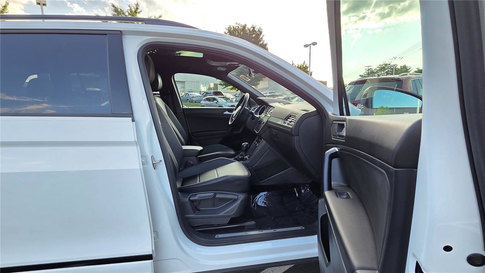 Used 2021 Volkswagen Tiguan SE R-Line AWD/4WD image 33
