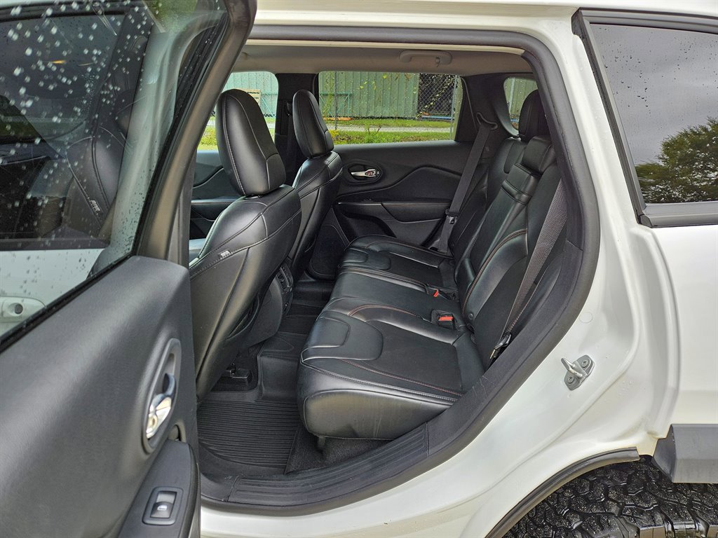 Used 2019 Jeep Cherokee Trailhawk AWD/4WD image 7
