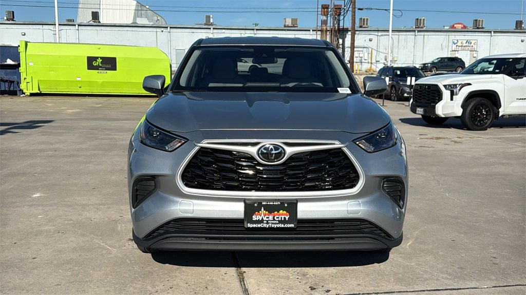 Used 2023 Toyota Highlander L video 2