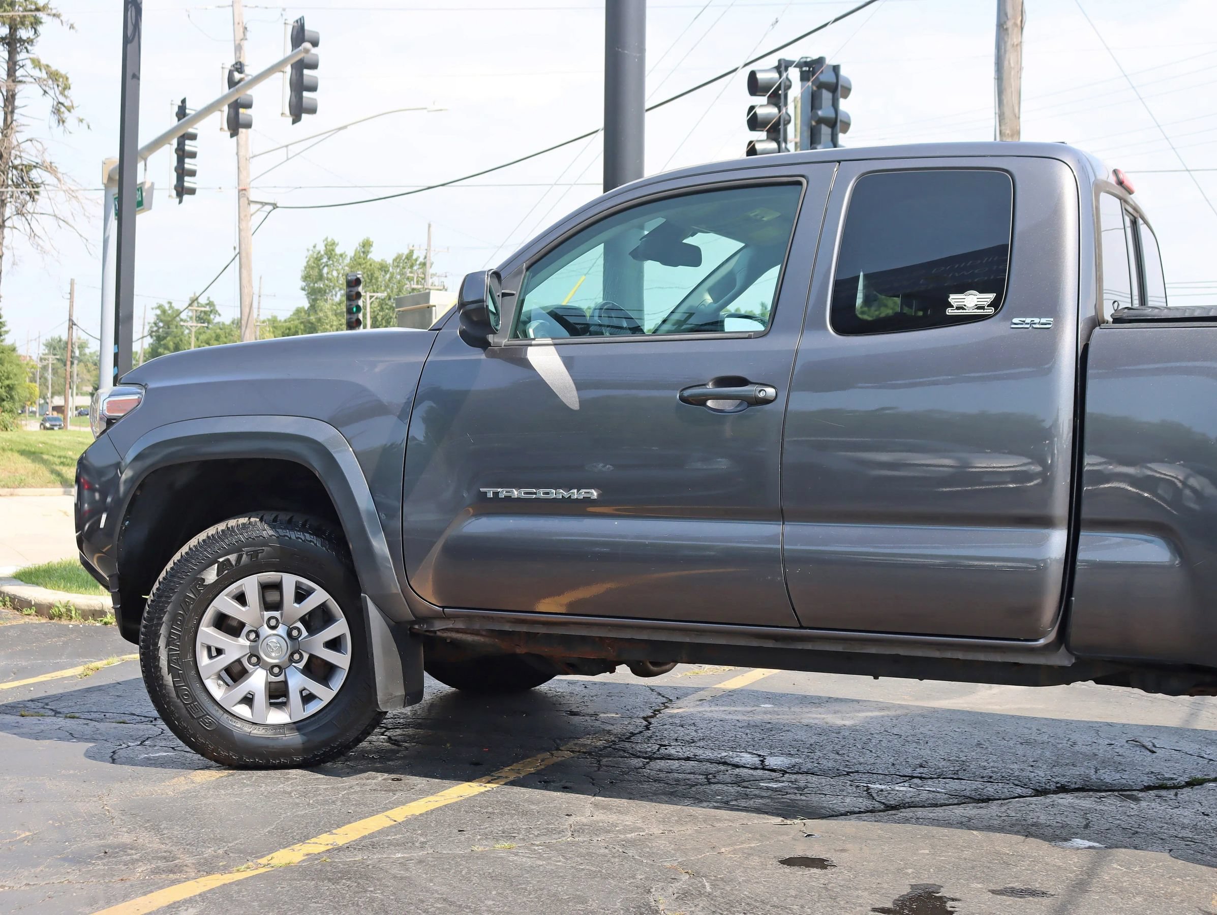 Used 2018 Toyota Tacoma SR5 AWD/4WD image 13