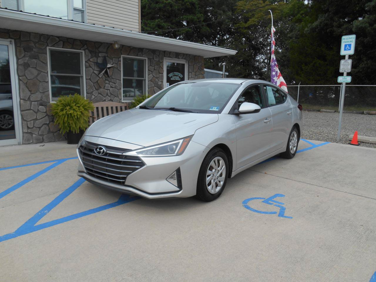 Used 2019 Hyundai Elantra SE FWD image 1
