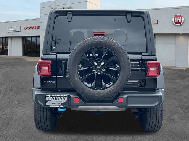 Used 2022 Jeep Wrangler Unlimited Sahara w/ Cold Weather Group AWD/4WD image 6