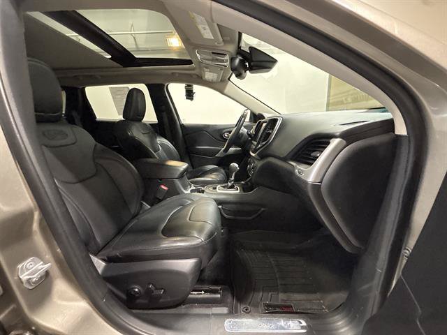 Used 2017 Jeep Cherokee Overland w/ Technology Group AWD/4WD image 19