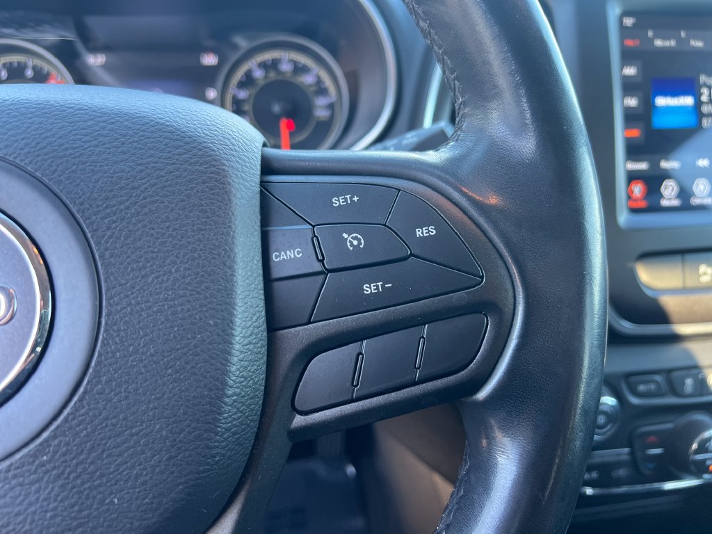 Used 2020 Jeep Cherokee Trailhawk w/ Comfort/Convenience Group AWD/4WD image 14