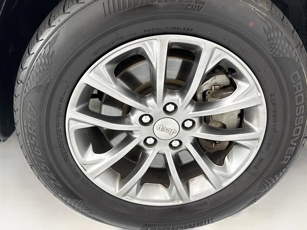 Used 2019 Jeep Cherokee Latitude Plus w/ Comfort/Convenience Group AWD/4WD image 30
