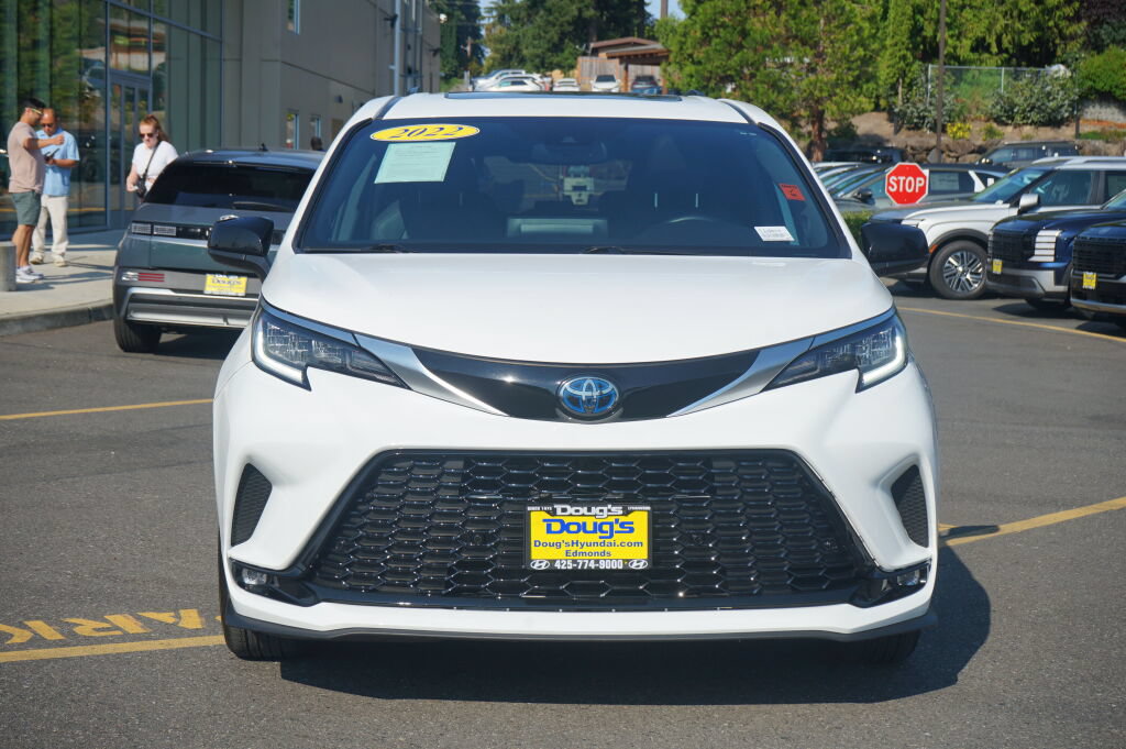 Used 2022 Toyota Sienna XSE w/ XSE Plus Package AWD/4WD image 2
