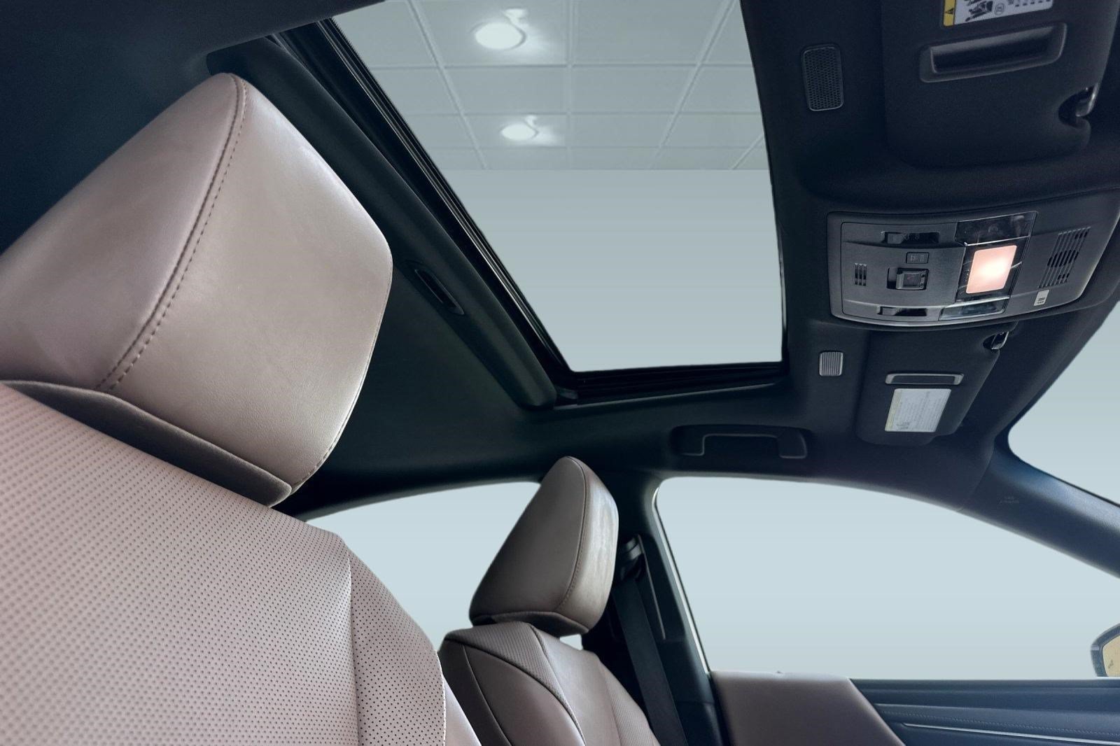 Certified 2024 Lexus ES 300h w/ Premium Package FWD image 24