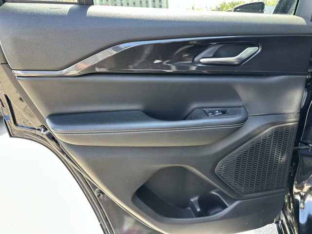 Used 2023 Jeep Grand Cherokee Laredo image 15