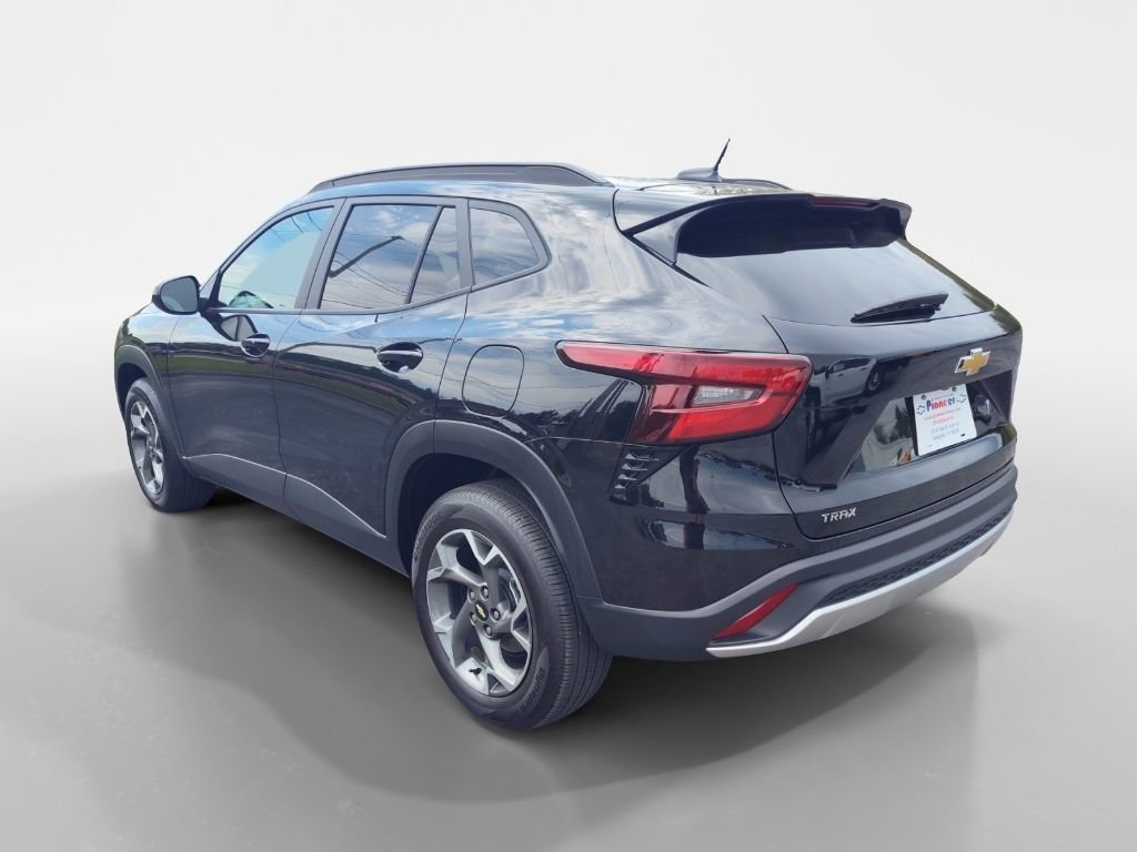 Used 2024 Chevrolet Trax LT w/ Sunroof Package image 3