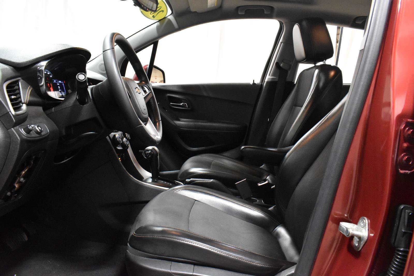 Used 2020 Chevrolet Trax LT w/ Sun & Sound Package image 5