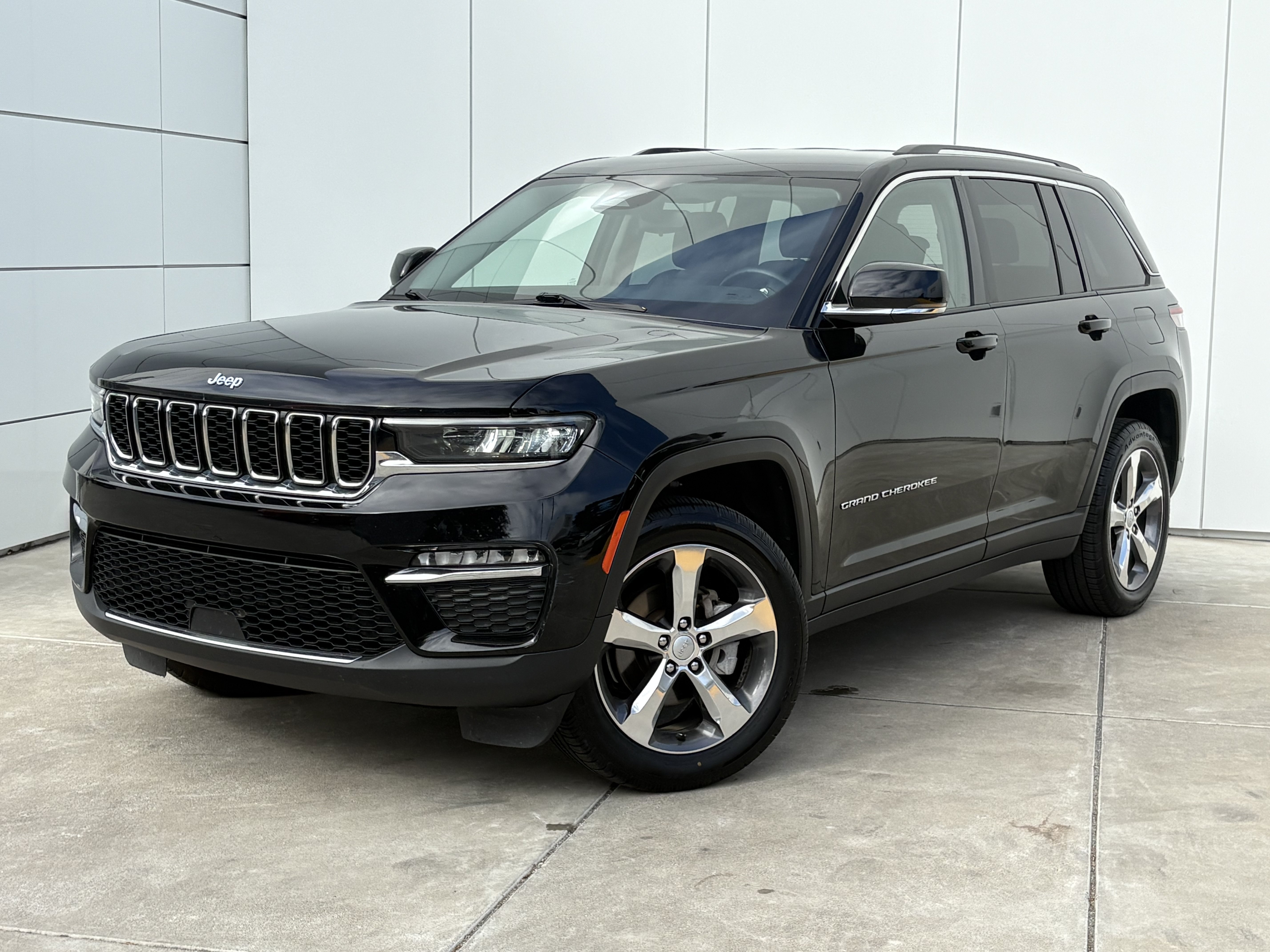 Used 2022 Jeep Grand Cherokee Limited AWD/4WD image 2